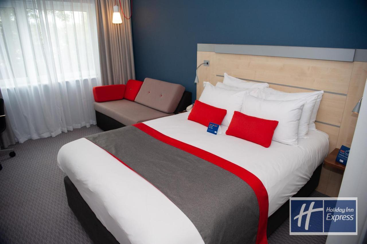 Holiday Inn Express Folkestone Channel Tunnel, An Ihg Hotel Bagian luar foto