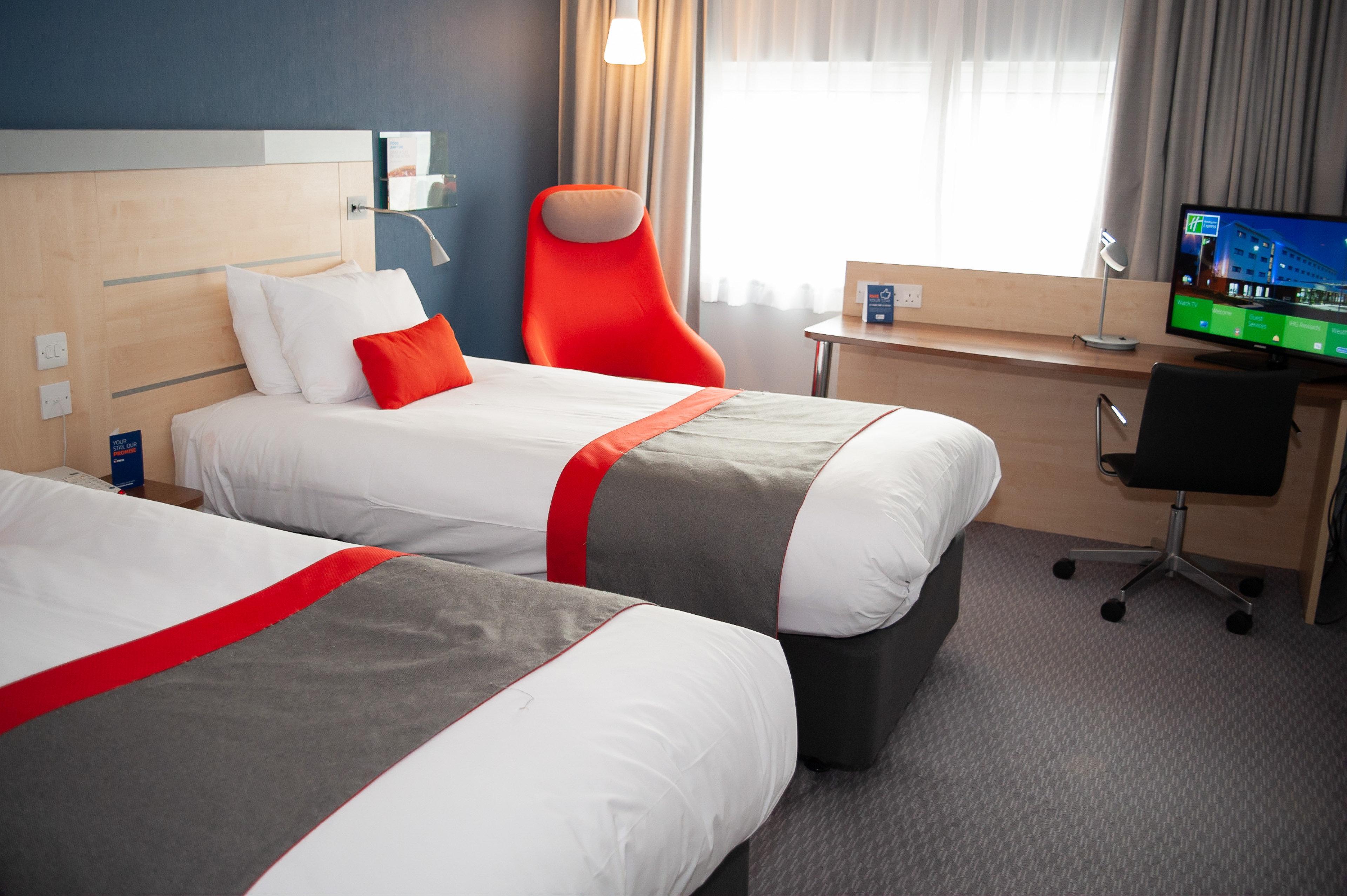 Holiday Inn Express Folkestone Channel Tunnel, An Ihg Hotel Bagian luar foto