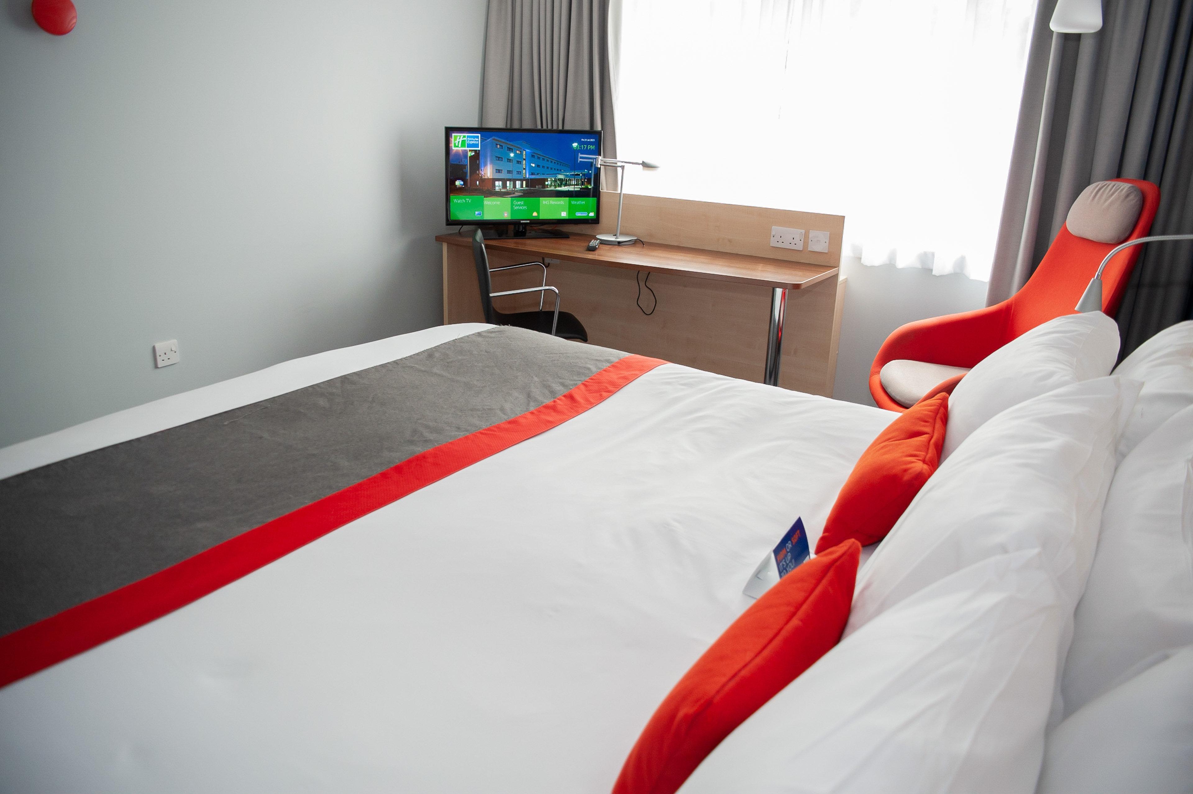 Holiday Inn Express Folkestone Channel Tunnel, An Ihg Hotel Bagian luar foto